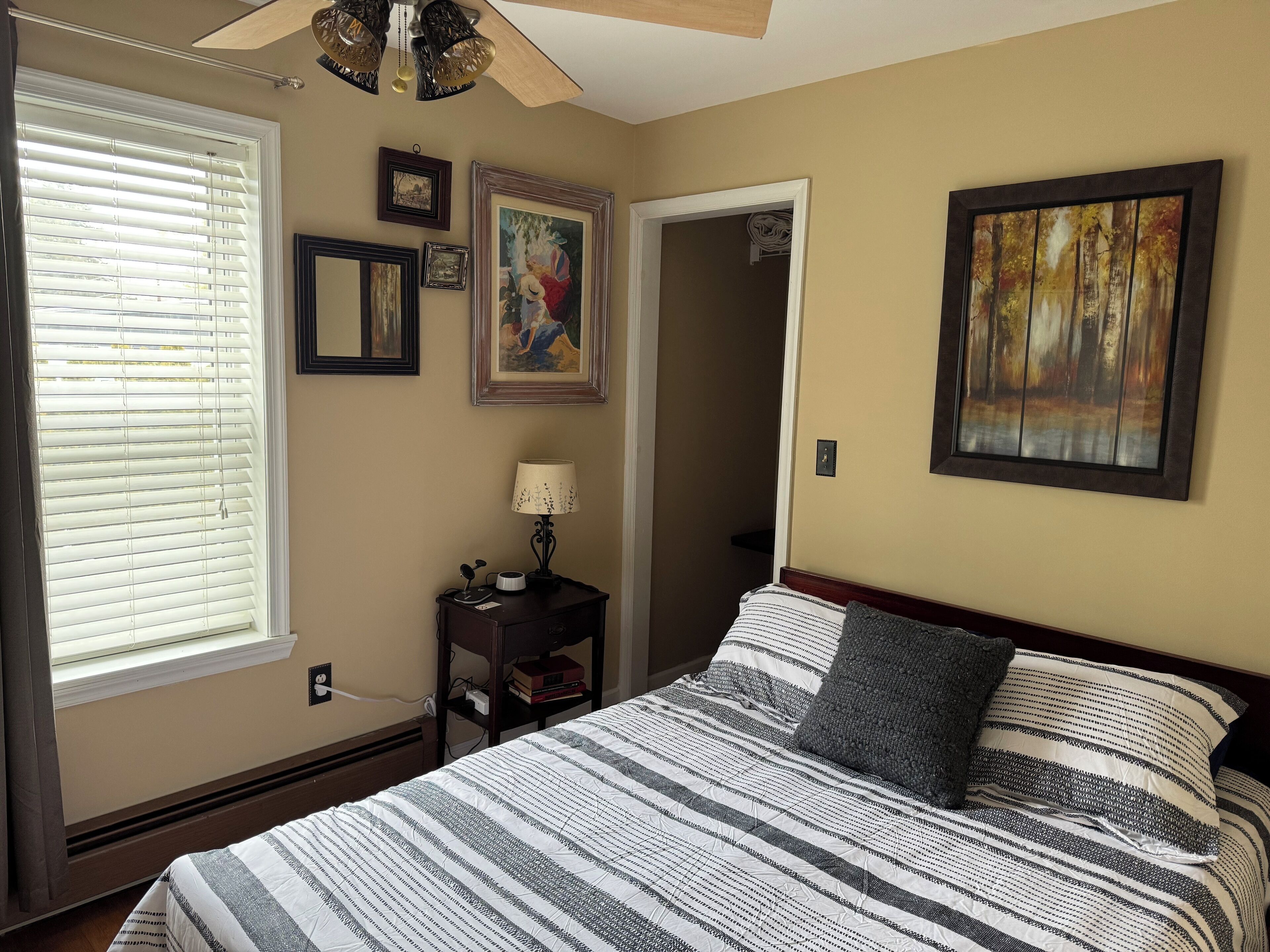 Tabla de planchar con plancha, wifi gratis y ropa de cama 