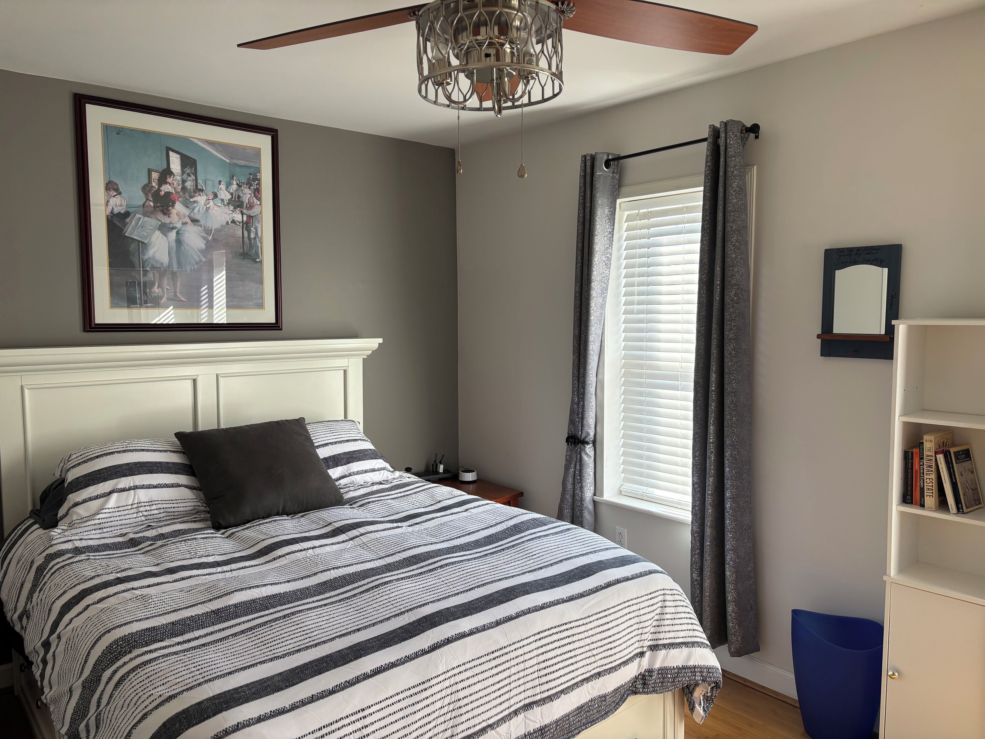 Tabla de planchar con plancha, wifi gratis y ropa de cama 