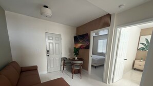 TV, offices - Stylish Newly Renovated Boutique 208–Walk to Beach (Miami Beach)