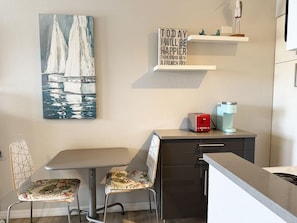 Dining - Gulf-Side Studio – Venice Villas Near Pool (Venice)