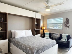 1 bedroom, iron/ironing board, WiFi, bed sheets - Gulf-Side Studio – Venice Villas Near Pool (Venice)