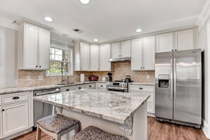 Private kitchen - Eastside Grove • Fire Pit • King Suite • Near UGA (Athens)