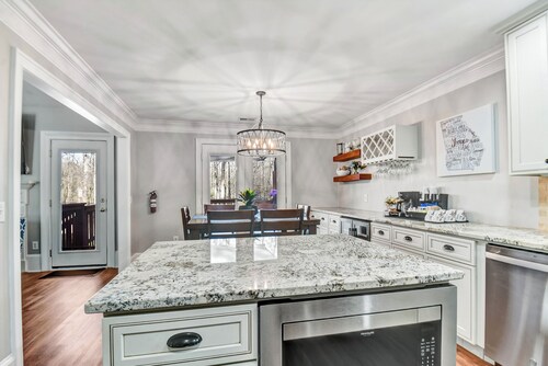 Eastside Grove • Fire Pit • King Suite • Near UGA