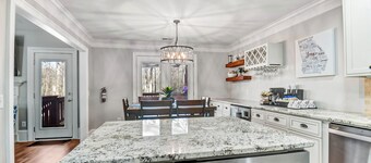 Eastside Grove • Fire Pit • King Suite • Near UGA