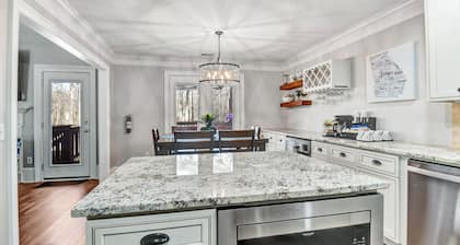 Eastside Grove • Fire Pit • King Suite • Near UGA