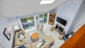 Una sala de estar moderna con un sofá, una mesa de centro y una chimenea.