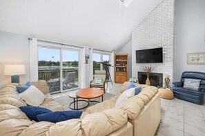 Smart TV, books - Bass River Waterfront Escape with Stunning Views (West Dennis)