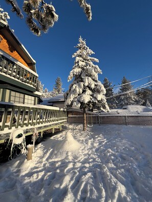 Property grounds - Sweet OSO Cabin in Big Bear Lake is just a CliCk away! (Big Bear Lake)