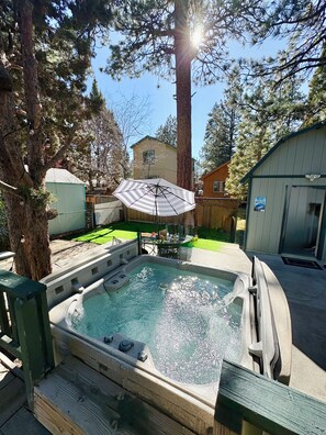 Outdoor spa tub - Sweet OSO Cabin in Big Bear Lake is just a CliCk away! (Big Bear Lake)