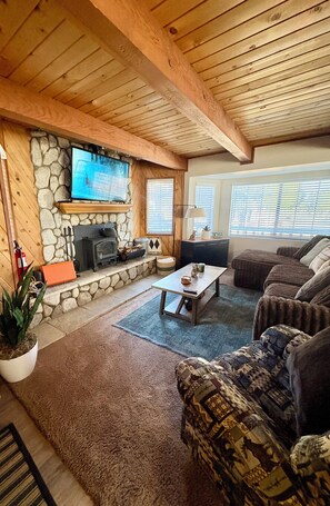 Smart TV, fireplace, books - Sweet OSO Cabin in Big Bear Lake is just a CliCk away! (Big Bear Lake)