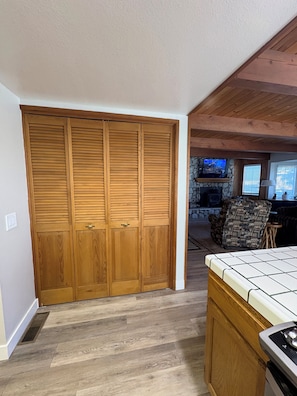 Interior - Sweet OSO Cabin in Big Bear Lake is just a CliCk away! (Big Bear Lake)