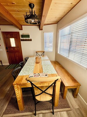 Dining - Sweet OSO Cabin in Big Bear Lake is just a CliCk away! (Big Bear Lake)