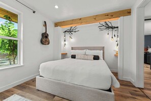 2 bedrooms, iron/ironing board, WiFi, bed sheets - Elm Cottage - Hot Tub & 1 mile from Main st (Fredericksburg)
