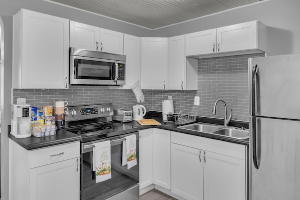 Jääkaappi, mikroaaltouuni, uuni, liesi