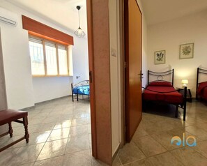 3 bedrooms, bed sheets - Villa Albachiara with veranda (Torre Lapillo)