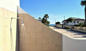 A residential area with a tiled wall, a water feature, and a view of the sea. - Villa Albachiara with veranda (Torre Lapillo)