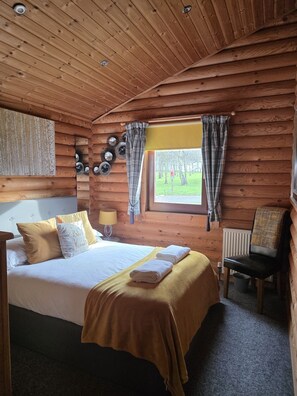 2 bedrooms, Internet, bed sheets - Bumblebee Log Cabin Felmoor Park (Northumberland)