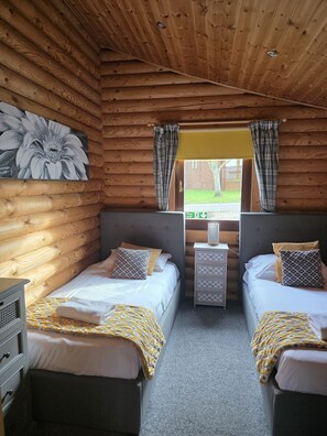 2 bedrooms, Internet, bed sheets - Bumblebee Log Cabin Felmoor Park (Northumberland)