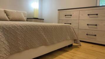 3 bedrooms, iron/ironing board, WiFi, bed sheets