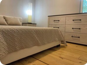 3 bedrooms, iron/ironing board, WiFi, bed sheets