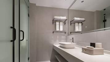 Comfort Double or Twin Room | Bathroom | Hair dryer, towels, shampoo, toilet paper