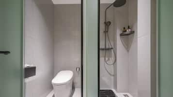 Comfort Double or Twin Room | Bathroom | Hair dryer, towels, shampoo, toilet paper