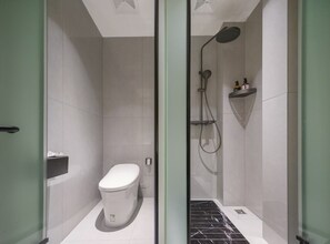 Camera Comfort con letto matrimoniale o 2 letti singoli | Bagno | Asciugacapelli, asciugamani, shampoo, carta igienica