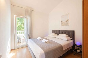 3 bedrooms, WiFi - Holiday home with pool and air conditioning (Prgomet)