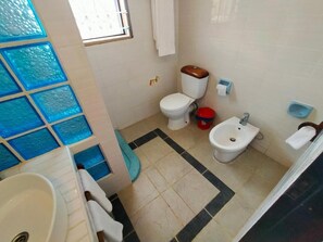 Deluxe Studio Suite, Garden View | Bathroom | Shower, slippers, towels, soap - Solana Studio Apartments watamu (Watamu)