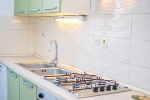 Fridge, oven, stovetop, coffee/tea maker - Holiday apartment with air conditioning and terrace (Medulin)