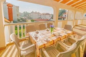 Outdoor dining - Holiday apartment with air conditioning and terrace (Medulin)