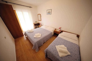 2 bedrooms, WiFi - Holiday apartment near the coast (Mali Iž)