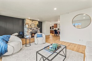 Living area - Caldwell Home Adj. West Valley Medical C of I, Wine Trail, Rodeo & Golf (Caldwell)