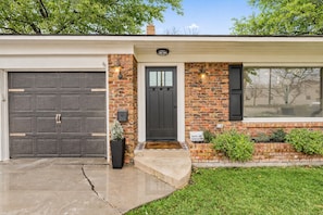 Exterior detail - Caldwell Home Adj. West Valley Medical C of I, Wine Trail, Rodeo & Golf (Caldwell)