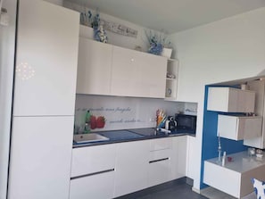 Wasserkocher mit Kaffee-/Teezubehör, Kühlschrank, Mikrowelle, Herdplatte