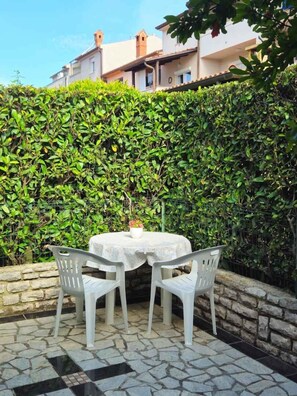Outdoor dining - Holiday apartment mit Klimaanlage und Terrasse (Pula)