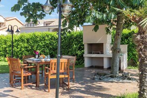 Outdoor dining - Holiday apartment mit Klimaanlage und Terrasse (Valbandon)