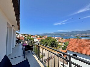 Property grounds - Holiday apartment with balcony and sea view (Šilo)