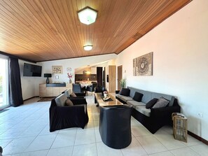 TV - Holiday apartment with balcony and sea view (Šilo)