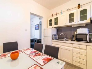 Fridge, microwave, oven, stovetop - Holiday apartment with terrace (Trogir)