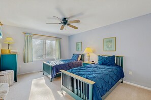 Tabla de planchar con plancha, acceso a internet y ropa de cama 