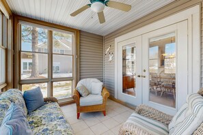 TV, fireplace - Sea Colony Tennis townhome w/community pools, tennis/pickleball, gym (Bethany Beach)