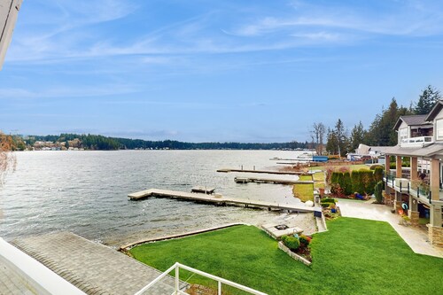 Spacious lakefront house with private dock, hot tub and firepit