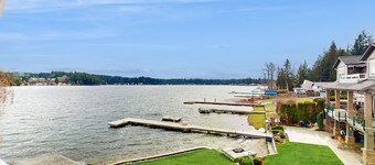 Spacious lakefront house with private dock, hot tub and firepit