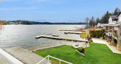 Spacious lakefront house with private dock, hot tub and firepit