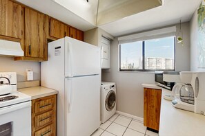 Een koelkast, een microgolfoven, een oven, een kookplaat