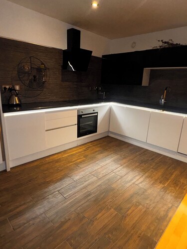 Bright 2-bedroom apartment in beautiful Glasgow with AC and gym