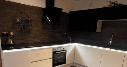Bright 2-bedroom apartment in beautiful Glasgow with AC and gym