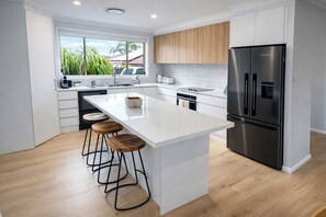 Private kitchen - Modern Coastal Escape •  Close to Beaches, Cafes and Lake (Long Jetty)