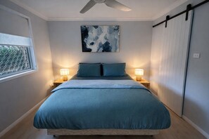 Room - Modern Coastal Escape •  Close to Beaches, Cafes and Lake (Long Jetty)